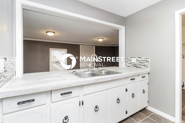 Building Photo - 3 Bedroom Pet-Friendly Home in Leavenworth, KS with Main Street Renewal
