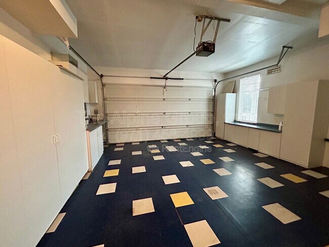 Building Photo - 10691 SW Celeste Ln