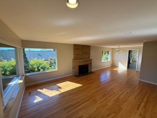 Building Photo - Stunning 4 Bed 4 Bath Home Steps from Golden Gardens in Ballard with MIL Suite