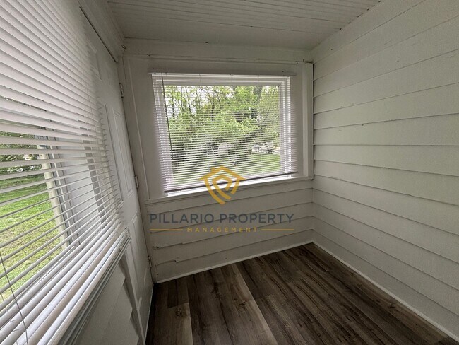 Building Photo - Renovated, 3 Bedroom Near Indy Motor Speedway Home Available NOW!