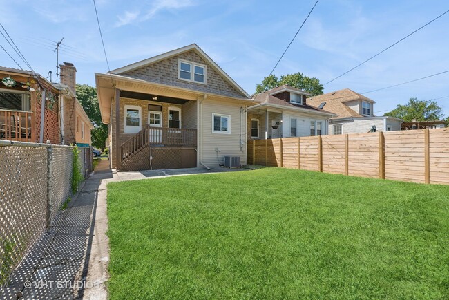 Building Photo - 6236 W Cornelia Ave