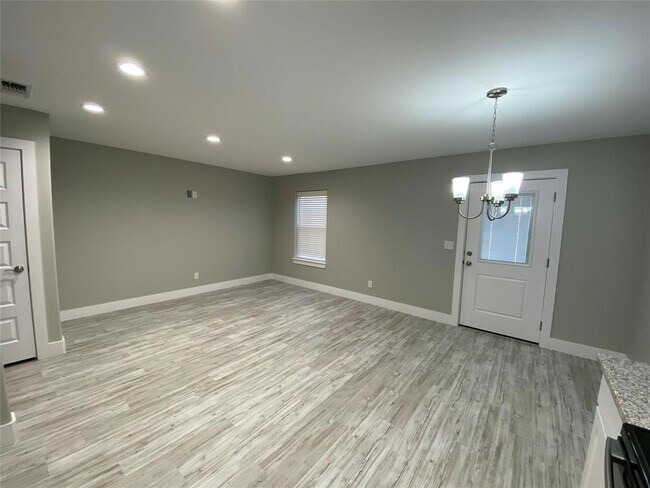 Building Photo - 129 E Bond St