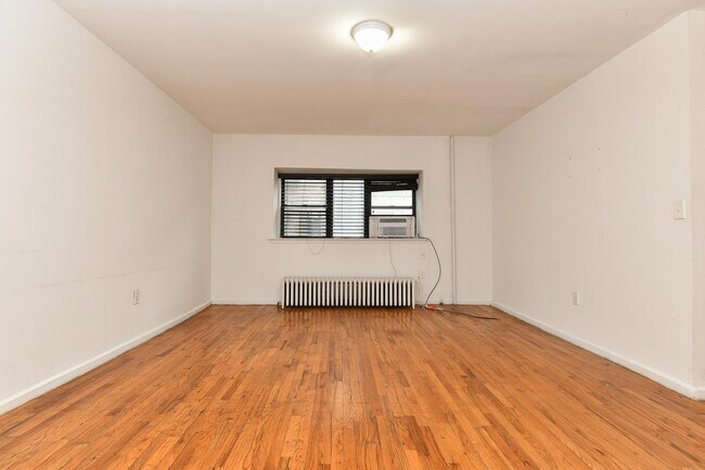 Building Photo - 217 10th St