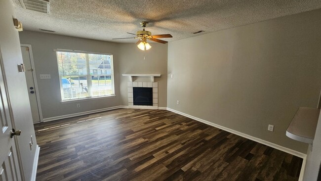 Building Photo - 2 BR 2.5 BA in Hunters Creek