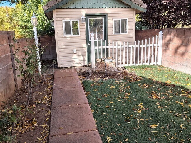 Building Photo - 351 S Valley View Dr