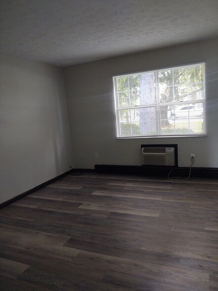 Building Photo - 10576 Market Ave N