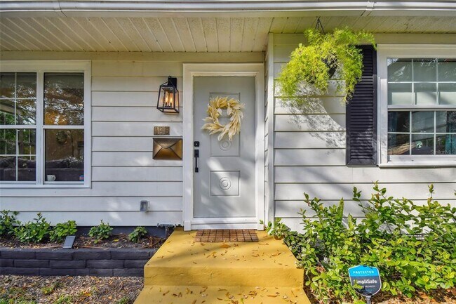 Building Photo - 145 24th Ave SE