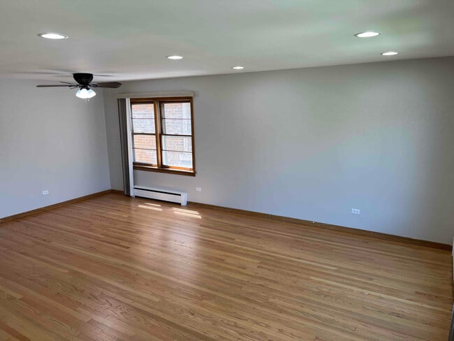 Building Photo - 5807 W Addison St