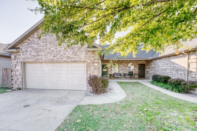 Building Photo - 1515 NW Bell Royal Ct