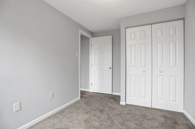 Building Photo - Charming End Of Group Townhome for Rent