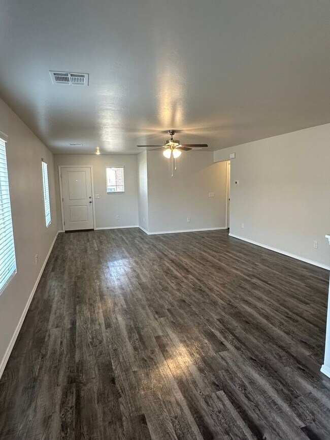 Building Photo - Preleasing Now! Spacious 3-Bed, 2-Bath Home in Yukon