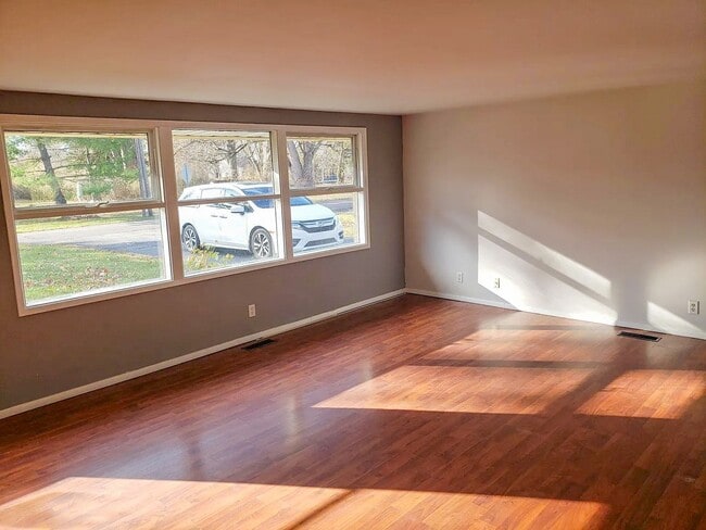 Building Photo - For Rent: 3 Bedroom Home with a Sunroom and Garage! Nice yard!