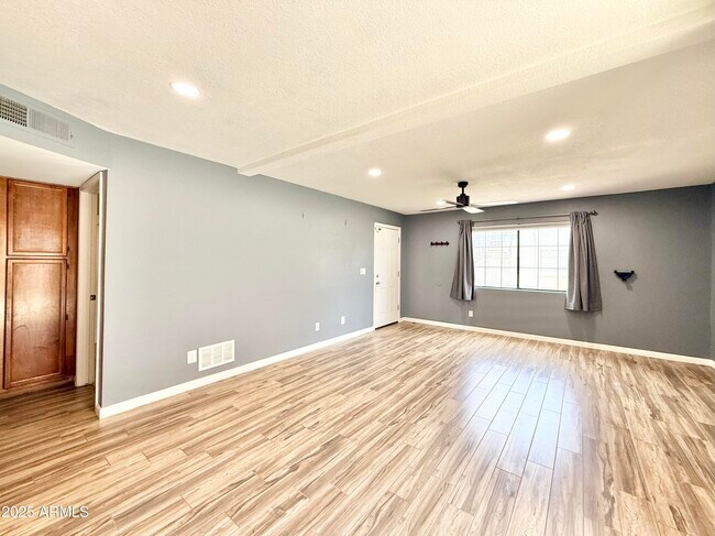 Building Photo - 533 W Guadalupe Rd