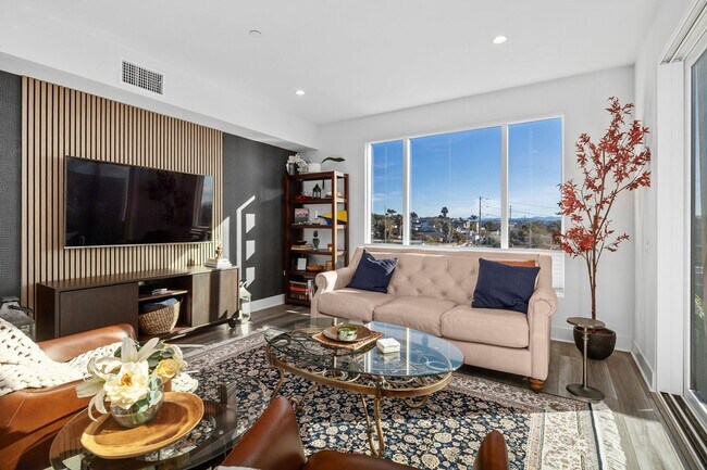 Building Photo - Beautiful upgraded 3 bedroom townhome with 2 car garage!