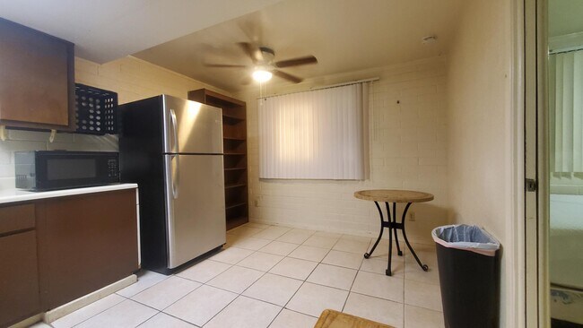 Building Photo - 822 W Rocalla Ave