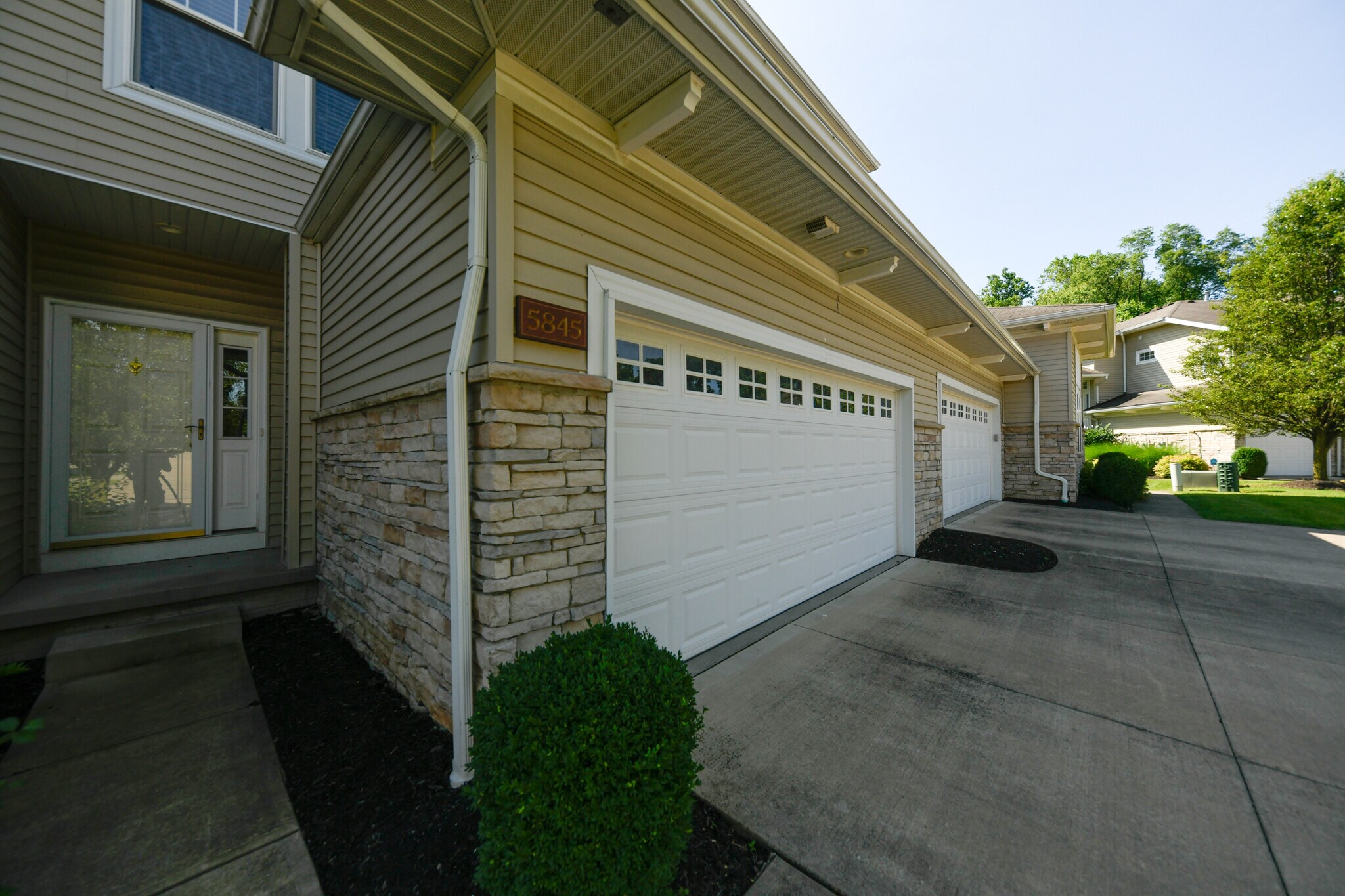 Building Photo - 5845 Crescent Ridge Dr