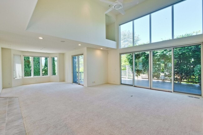 Building Photo - Large 3,767 sqft home on a 10,000 sqft lot- 2 bed located on 1st floor w/ separate entrance - Top...