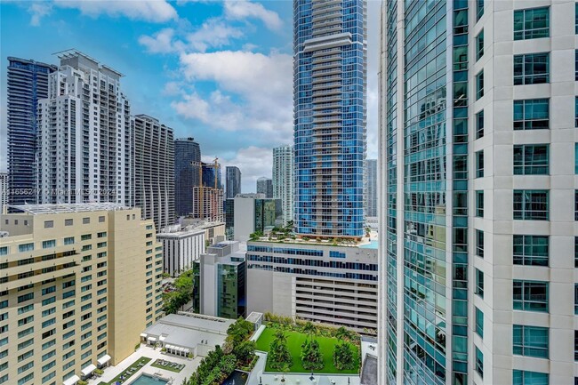 Building Photo - 1200 Brickell Bay Dr