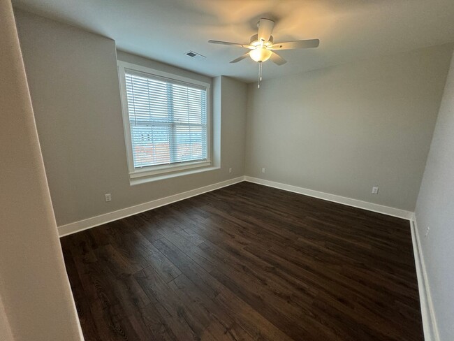 Building Photo - 3BD/3.5BA - LARGE END UNIT @ THE RESERVE