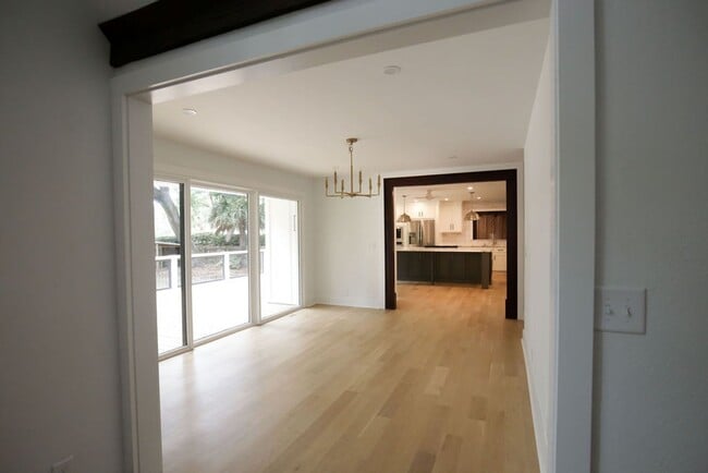 Building Photo - Available 6/15. Stunning, Fully-Rennovated...