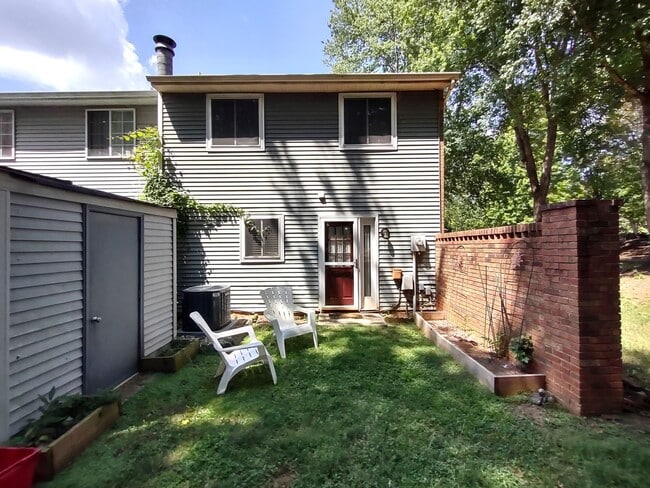 Building Photo - Beautiful Townhome located in Quail Hollow!