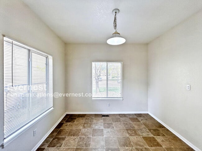 Building Photo - 3 Bed, 2 Bath Home with Fenced Yard & Garage / Available Soon!
