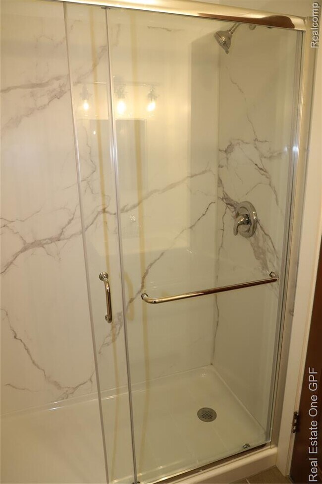 Building Photo - 271 W Maple Rd