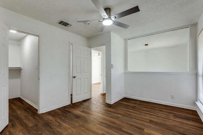 Building Photo - Beautiful two bed/1.5 bath in the heart of Alamo Heights