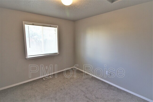 Building Photo - 3300 N Elmstone Ave