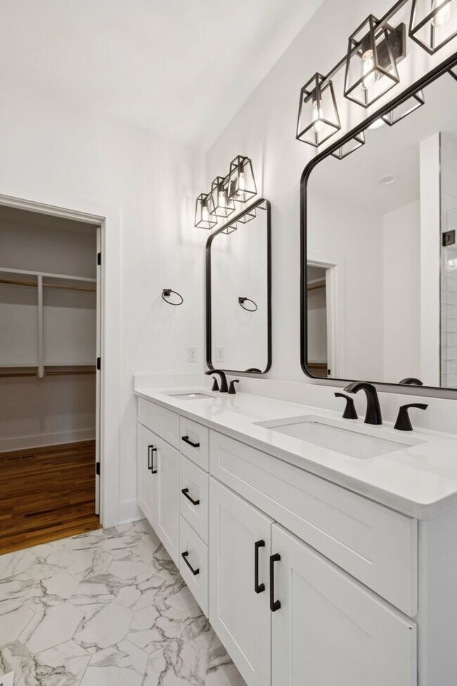 Building Photo - Beautifully Remodeled Home Just Minutes From Downtown Nashville