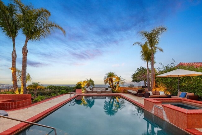 Building Photo - Amazing La Jolla North PB home with panora...