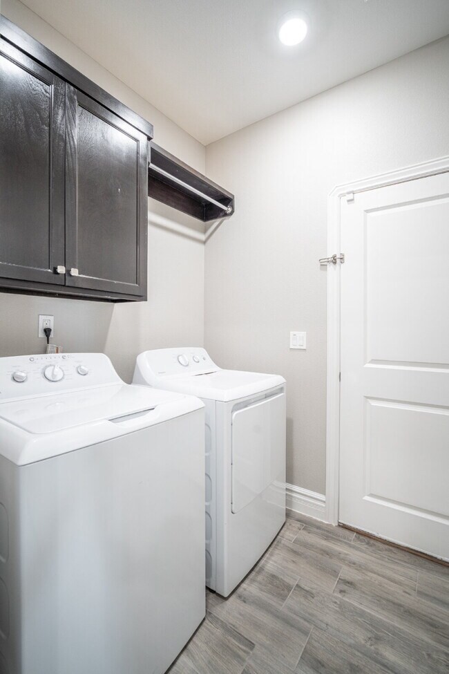 Building Photo - "Spacious 3-Bedroom Duplex with Granite Elegance in El Paso – 1469 Sq Ft of Modern Comfort!"