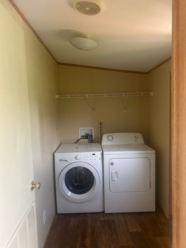 Building Photo - 3 bed 2 bath house