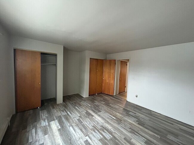 Building Photo - 325 Pike St