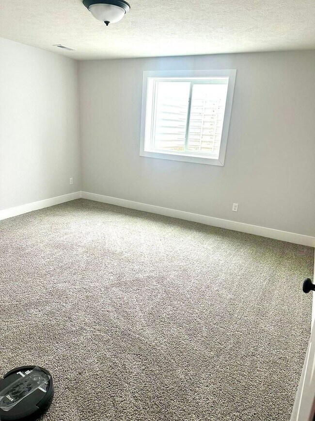 Building Photo - Spacious 5 Bed Home in Bloomington