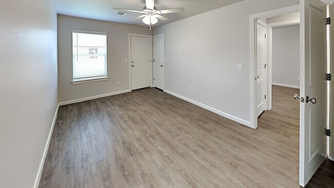 Building Photo - 2 Bedrooms 2 Bathroom 1 Car Garage Duplex Close to Broadway Extension, a short distance from Edmo...