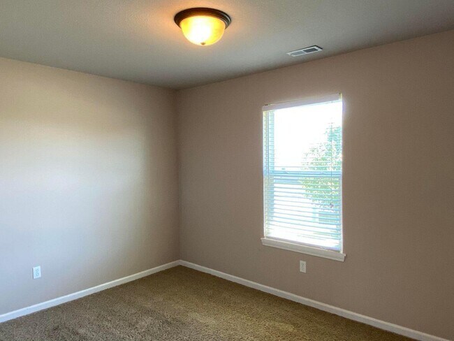 Building Photo - 5801 Abercorn Dr