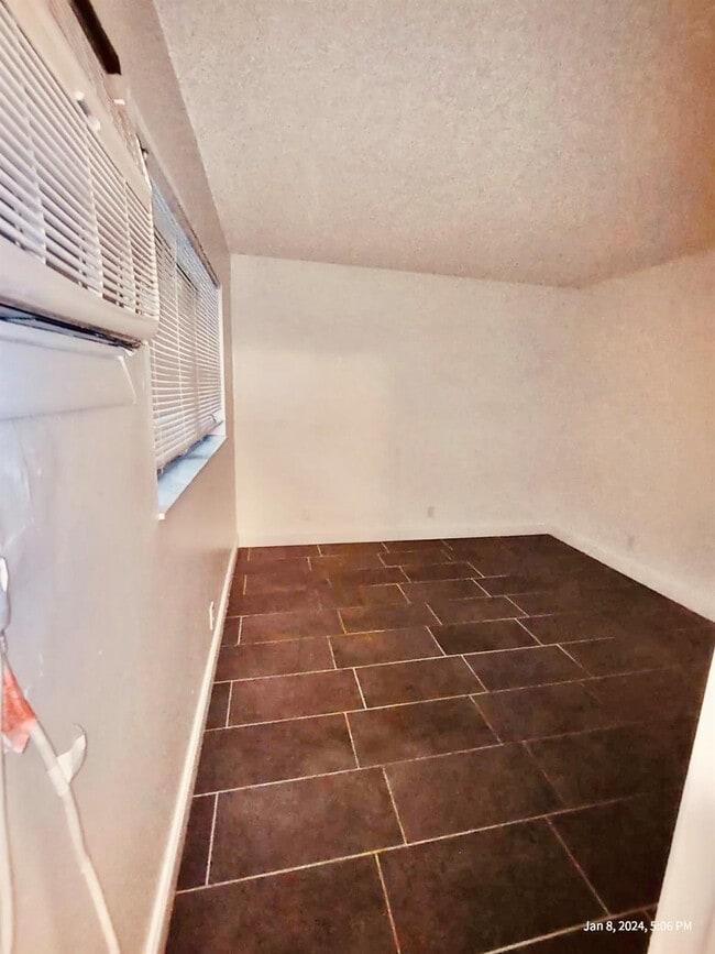 Building Photo - 5150 NE 6th Ave