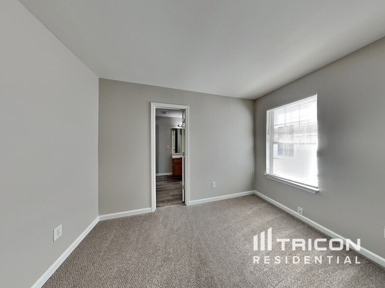 Building Photo - 305 Edge Hill Ct