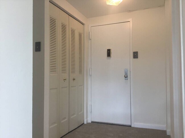 Foyer with large coat closet - 1401 N Rhodes St
