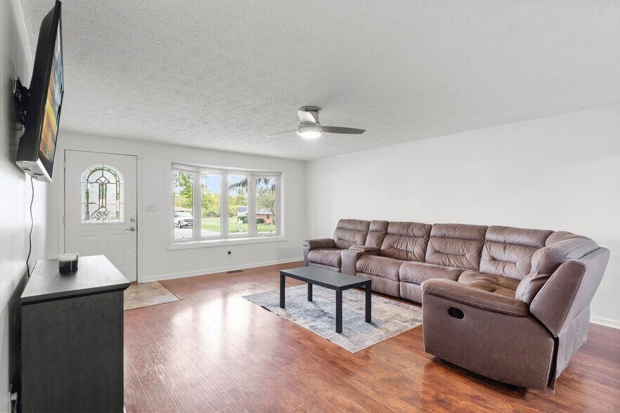 Building Photo - 3930 Beechwood Dr