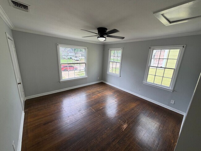 Building Photo - 112 E Olive St