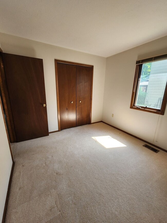 Building Photo - Spacious 3 Bedroom 3 Bathroom Home For Ren...