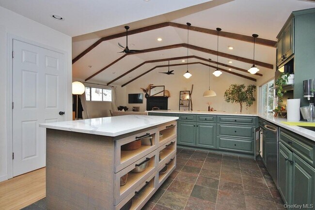 Building Photo - 117 Seven Hills Lake Dr