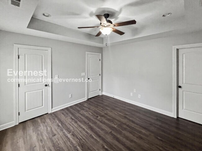 Building Photo - 3 Bed, 2 Bath Home with Fenced Yard & Garage / Pet-Friendly / Available Now!