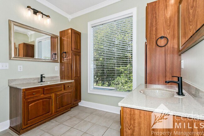 Building Photo - EXTRAORDINARY historic rental opportunity in Delano!!!!!! Move in Special!