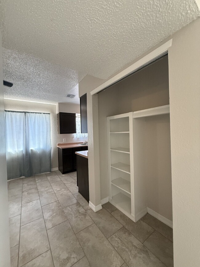 Building Photo - 955 Versailles Dr