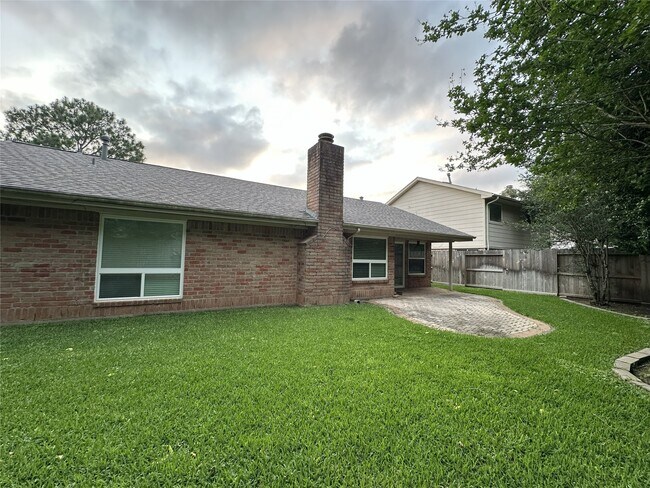 Building Photo - 2211 Brook View Ln