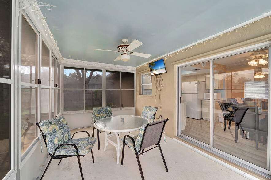 Building Photo - 561 Cabana Rd