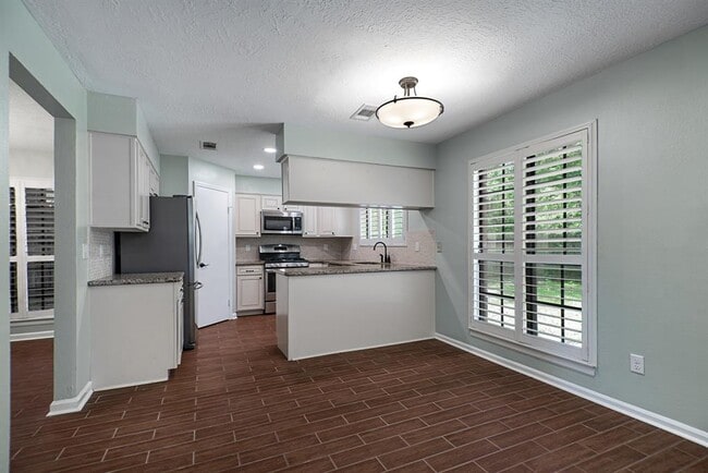 Building Photo - 19 Village Knoll Pl